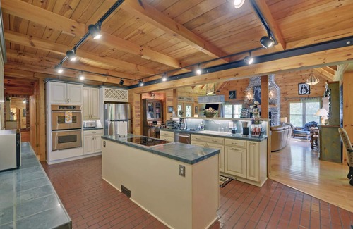 Helen Cabin | Lazy Bear Lodge: Getaways, WineTours, Bridal Parties,Reunions, Corporate Retreat