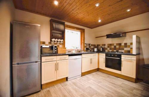 Liverton House | Lazy Bear Lodge with Hot Tub - Finlake Resort and Spa in Devon