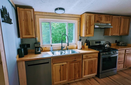 Laurelville Cabin | ⧫Lazy Bear, Movie Theater! Hot Tub, Arcade, Views, Large Kitchen, Bearific! ⧫