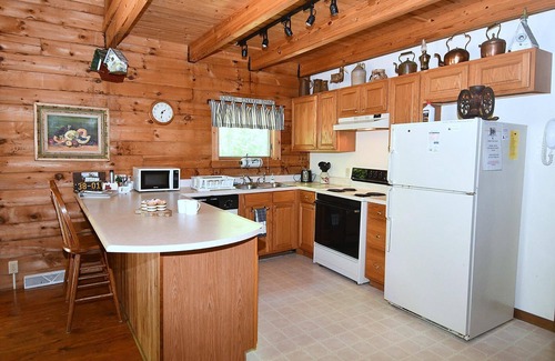 Berkeley Springs House | Lazy Bear Retreat - Classic Cabin!