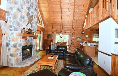 Berkeley Springs House | Lazy Bear Retreat - Classic Cabin!