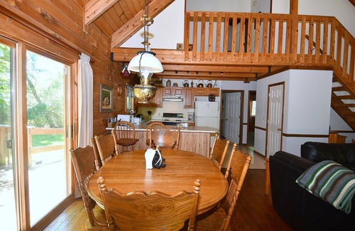 Berkeley Springs House | Lazy Bear Retreat - Classic Cabin!