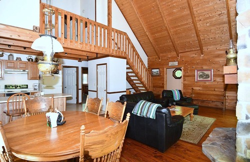 Berkeley Springs House | Lazy Bear Retreat - Classic Cabin!