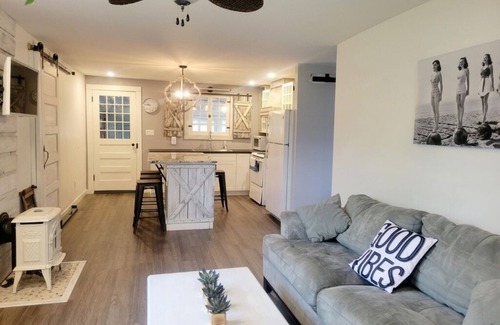 Port Colborne Cottage | Lazy Daisy - A perfect Canadian Lake Erie getaway! Pet-friendly!