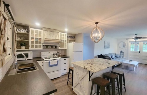 Port Colborne Cottage | Lazy Daisy - A perfect Canadian Lake Erie getaway! Pet-friendly!