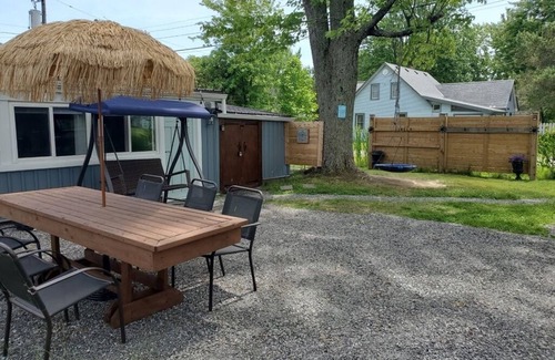 Port Colborne Cottage | Lazy Daisy - A perfect Canadian Lake Erie getaway! Pet-friendly!
