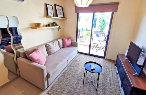 Oroklini Apartment | Lazy Days Pool Apartments -Stylish apt with large terrace, sea view
