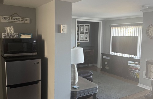 Prince Edward Apartment | LAZY DAYZ Sunset Views and 2 minutes drive to Picton Main Street