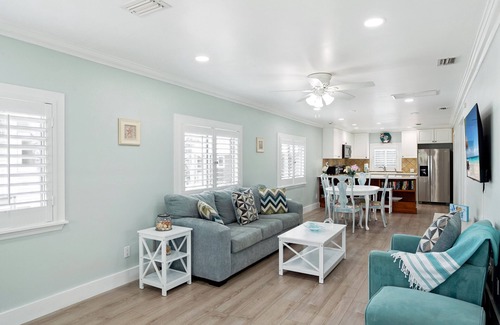 Mid Island House | Lazy Daze B 🏡 Duplex Lower Level | Pet Friendly | Steps to Sand 🌴