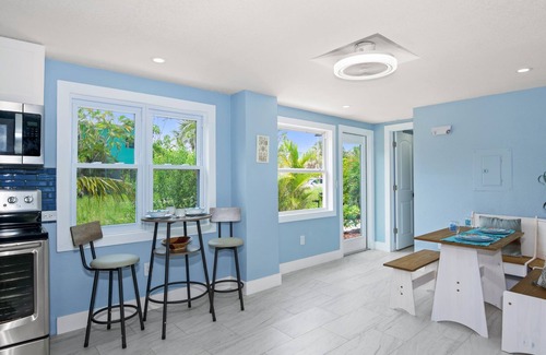 Mid Island House | Lazy Daze B 🏡 Duplex Lower Level | Pet Friendly | Steps to Sand 🌴