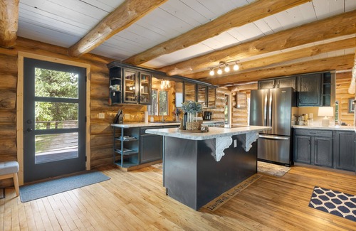 Spearfish House | Lazy Elk Lodge, Gorgeous Updated Cabin just outside of Spearfish