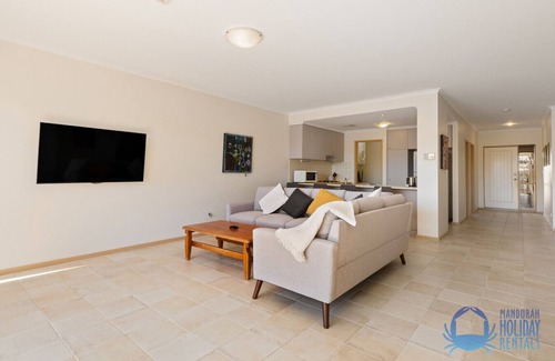 Halls Head Apartment | Lazy Jetty Days in Halls Head