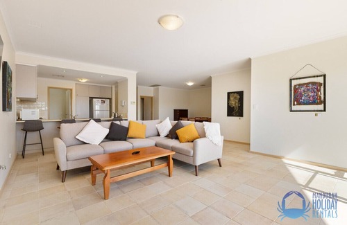 Halls Head Apartment | Lazy Jetty Days in Halls Head