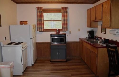 South Bloomingville Cabin | Lazy Lane Cabins - Blue Jay