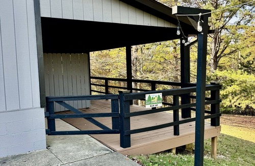 South Bloomingville Cabin | Lazy Lane Cabins - Blue Jay
