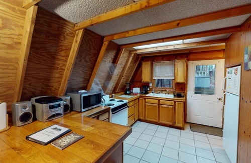 Logan Cabin | Lazy Lane Cabins - Pleasant View