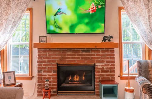 Pocono Lake Cabin | Lazy Oaks Cabin > Firepit*Swim/Boat/Fish*King Bed