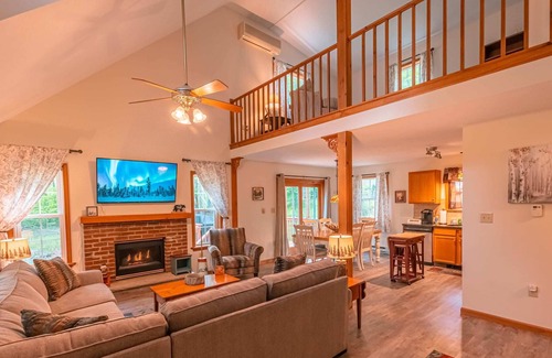 Pocono Lake Cabin | Lazy Oaks Cabin > Firepit*Swim/Boat/Fish*King Bed