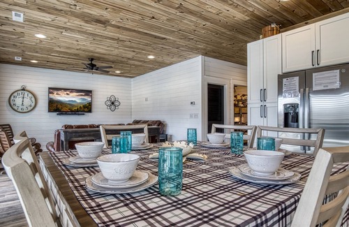 Kodak Cabin | Lazy River Cabin, Hot Tub, $1089 FREE tickets each paid day, Dollywood and More!