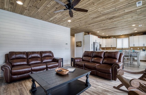 Kodak Cabin | Lazy River Cabin, Hot Tub, $1089 FREE tickets each paid day, Dollywood and More!