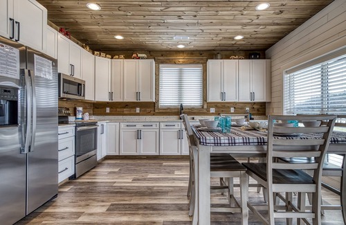 Kodak Cabin | Lazy River Cabin, Hot Tub, $1089 FREE tickets each paid day, Dollywood and More!