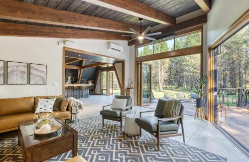 La Pine House | Lazy River Glamp-House by AvantStay Newly Built Luxe Indoor-Outdoor Living