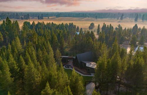 La Pine House | Lazy River Glamp-House by AvantStay Newly Built Luxe Indoor-Outdoor Living