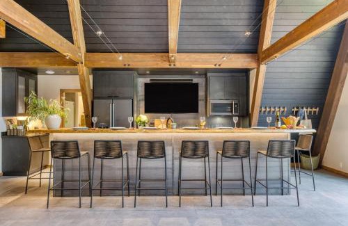 La Pine House | Lazy River Glamp-House by AvantStay Newly Built Luxe Indoor-Outdoor Living