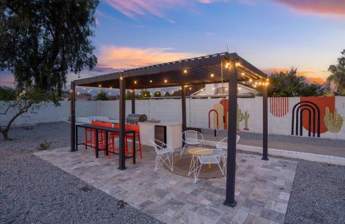 Glendale House | Lazy River Luxe 6 BR Sleeps 16 Pickleball Hot Tub