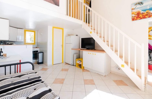 Gruissan House | LB39 Air-conditioned bungalow facing the Grazel Beach in a residence with swimming pool