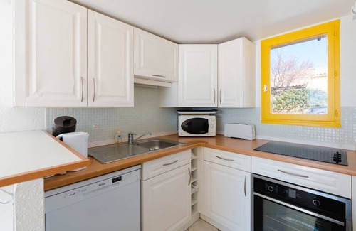 Gruissan House | LB39 Air-conditioned bungalow facing the Grazel Beach in a residence with swimming pool