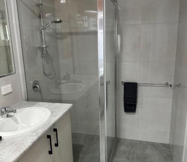 Shepparton Apartment | Lbarza Brand New Central 1BR Self Contained Apartment