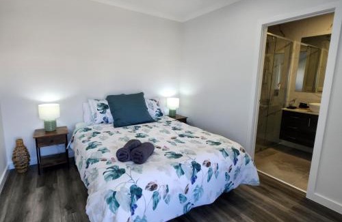 Shepparton South Apartment | Lbarza Elegant Family 3BR Townhouse close to shopping centre Kialla