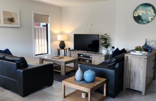 Shepparton South Apartment | Lbarza Elegant Family 3BR Townhouse close to shopping centre Kialla