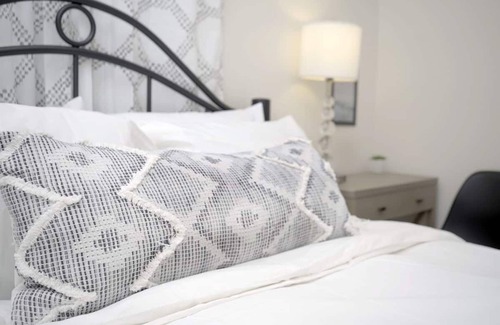 Waterfront Apartment | LBC Cozy Suite -Downtown! Beach!Centrally Located!
