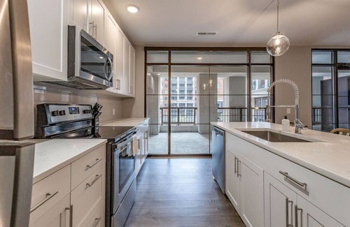 Scioto Mile Apartment | LC GuestHouse | The Oasis | 2 Bedroom Suite with Balcony | Downtown Columbus