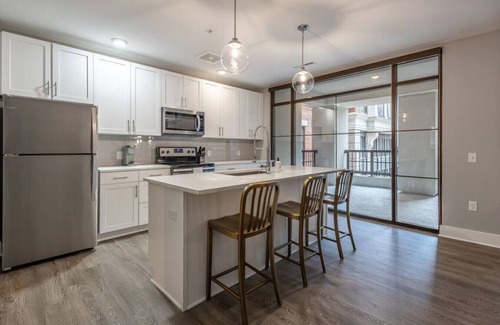 Scioto Mile Apartment | LC GuestHouse | The Oasis | 2 Bedroom Suite with Balcony | Downtown Columbus