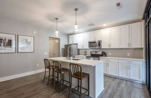 Scioto Mile Apartment | LC GuestHouse | The Oasis | 2 Bedroom Suite with Balcony | Downtown Columbus