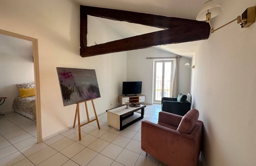 Chateauneuf-du-Pape Apartment | LE 15 - APARTMENT WITH PANORAMIC VIEW IN THE HEART OF THE MEDIEVAL VILLAGE WIFI & AIR CONDITIONING