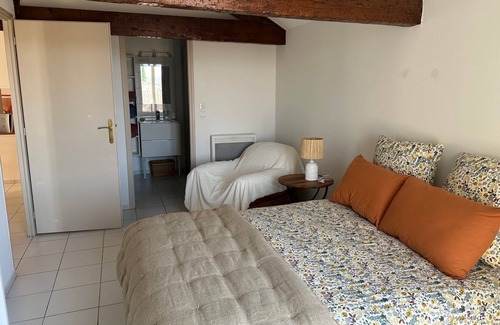Chateauneuf-du-Pape Apartment | LE 15 - APARTMENT WITH PANORAMIC VIEW IN THE HEART OF THE MEDIEVAL VILLAGE WIFI & AIR CONDITIONING