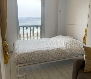 Le Brusc Apartment | "Le 63 aux Charmettes" Au Brusc Vue Mer Parking Wifi etc inclus