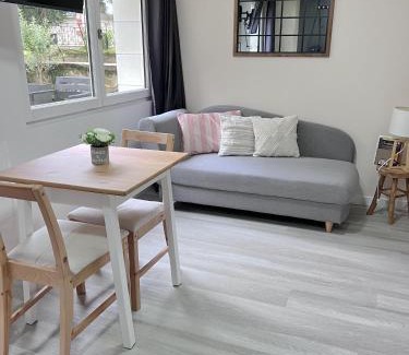 Chinon Apartment | Le Badebec, Appt dans maison typique avec jardin privé