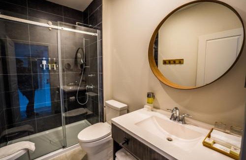 Les Collines-de-l'Outaouais Regional County Municipality Bed & Breakfast | Le Bellevue Modern Lodge