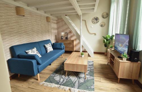 Saint-Omer Apartment | Le Bleu OMER - Jacuzzi & Netflix - Terrasse privée I Coeur de ville & Transports - Idéal FAMILLE - OFFRE SPÉCIALE