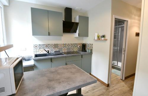 Saint-Omer Apartment | Le Bleu OMER - Jacuzzi & Netflix - Terrasse privée I Coeur de ville & Transports - Idéal FAMILLE - OFFRE SPÉCIALE