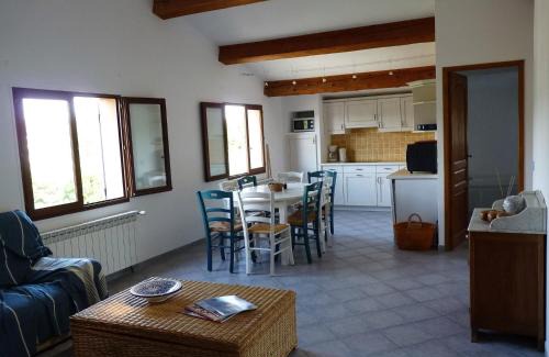 Bagnols-sur-Ceze Apartment | " le bosquet fruité en Provence Occitane