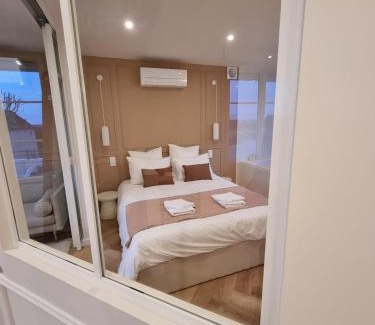 Meyssac Apartment | Le Boudoir d'Elba - Balneotherapie & terrasse
