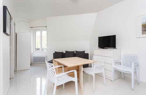 Le Bourget Apartment | LE BOURGET RER F2 2ème gauche