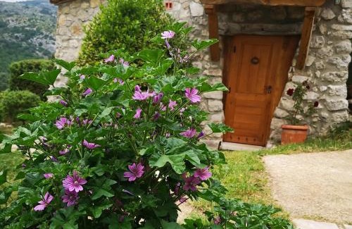 Gourdon Bed & Breakfast | Le Cabanon de Gourdon bergerie rénové en pierre vue mer