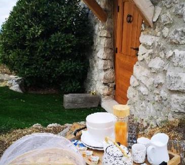 Gourdon Bed & Breakfast | Le Cabanon de Gourdon bergerie rénové en pierre vue mer